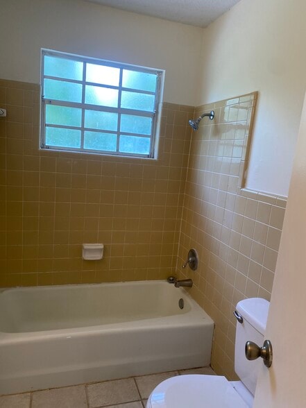 Large upstairs bath - 1015 SW McFarlane Ave