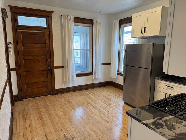 Building Photo - 3910 W Wrightwood Ave
