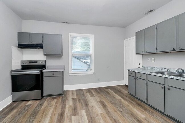 Building Photo - Charming 2nd Floor 2BD/1BA Unit on Pecan Ave!