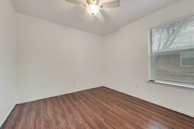 Building Photo - 116 Kensington Ct