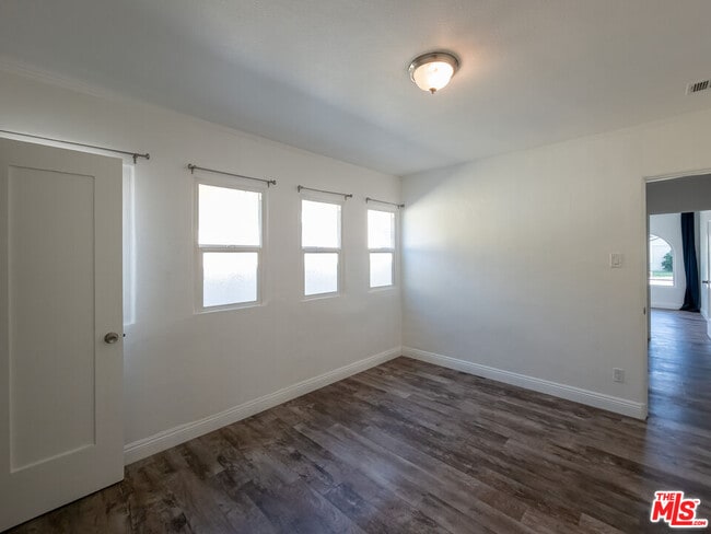 Building Photo - 723 W Doran St