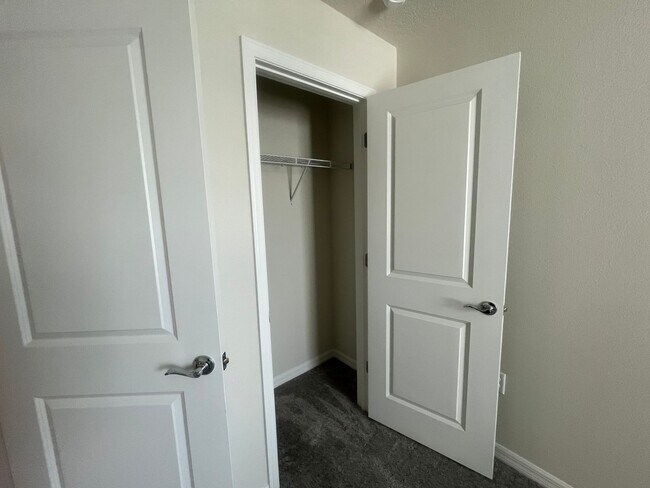 Building Photo - 3 bedroom 2.5 bathroom
