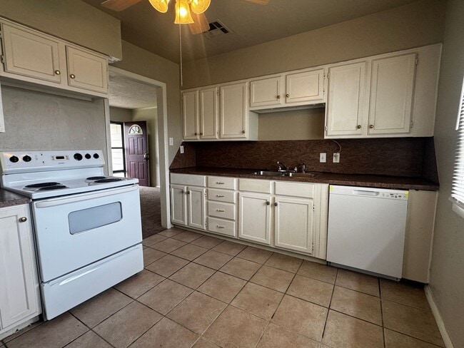 Building Photo - 2330 NW 35th- AVAILABLE NOW!