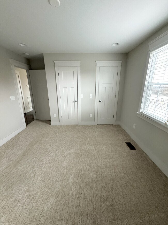Building Photo - 3801 Lookout Dr