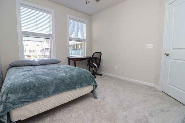 Building Photo - Stunning 3 Bed 2.5 Bath, Newer Condo-Style...