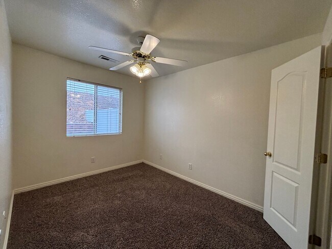 Building Photo - DARLING TOWNHOME FOR RENT IN HURRICANE!