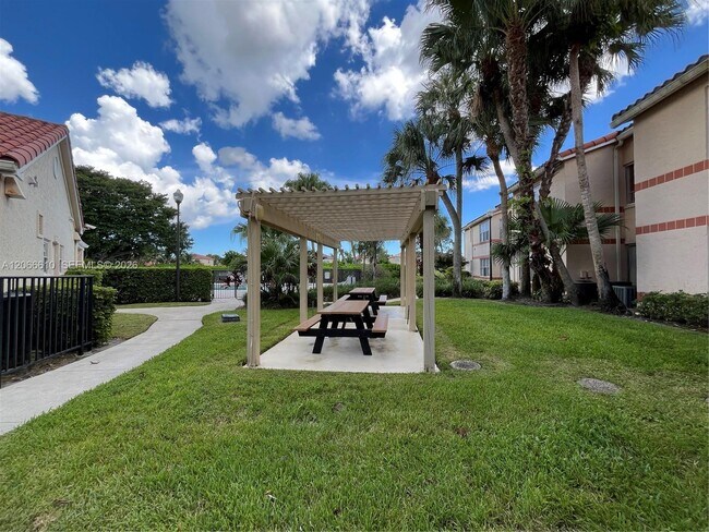 Building Photo - 3360 Pinewalk Dr N