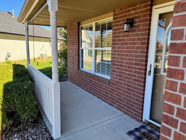 Building Photo - 1103 SW Blue Branch Dr