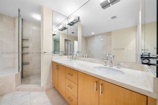 Building Photo - 2645 S Bayshore Dr