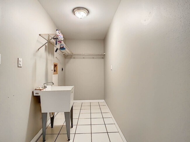 Building Photo - Port Charlotte Waterfront Pool Home - Grea...
