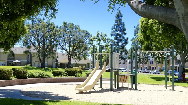 Building Photo - Spacious End-Unit 2 Bed, 2 Bath with Den For Lease in Irvine