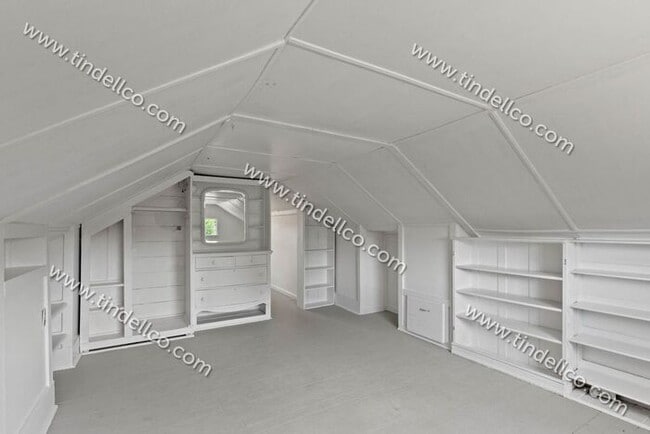 Building Photo - Pet Friendly 4 bedroom 2 bathroom home located blocks from University of Portland!