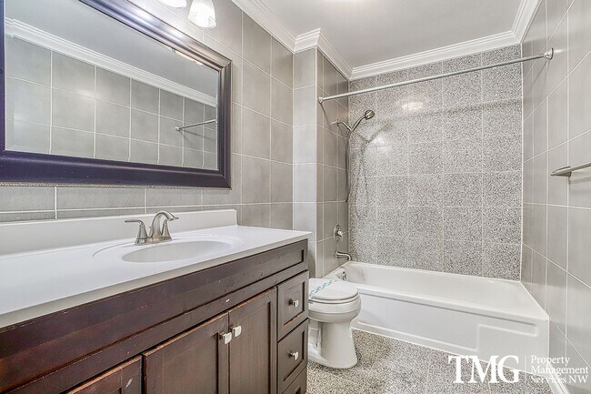 Building Photo - Inviting Townhome with Garage and Communit...