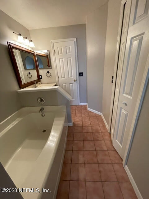 Building Photo - 10538 Lantana Lakes Dr N