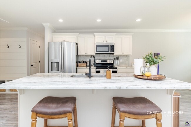 Building Photo - 214 Creek Ridge Dr