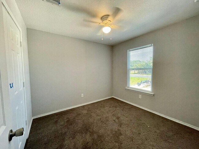 Building Photo - 6906 Crestway Dr