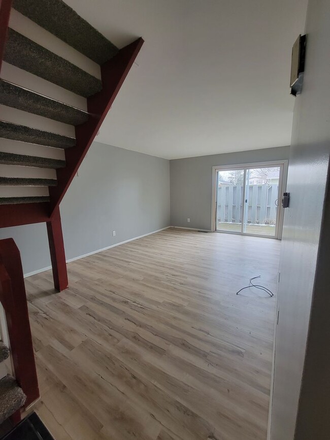 Building Photo - 2bed/1.5bath Condo near Robeson Elementary