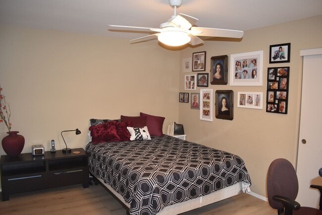 Building Photo - 2 Bedroom 2 Bath Single Story Golf Course ...