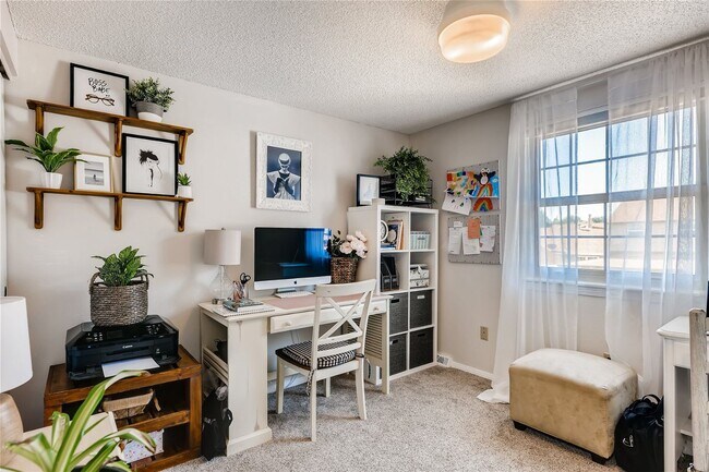 Building Photo - Beautiful Townhome in Knolls West, Centennial