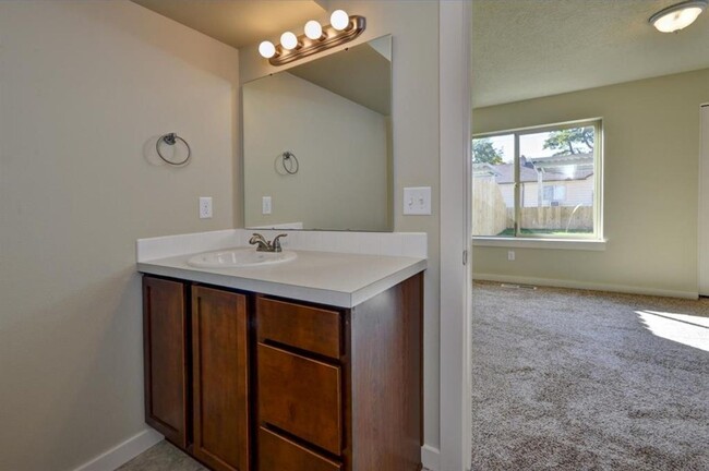 Building Photo - Newer Town home close to everything!