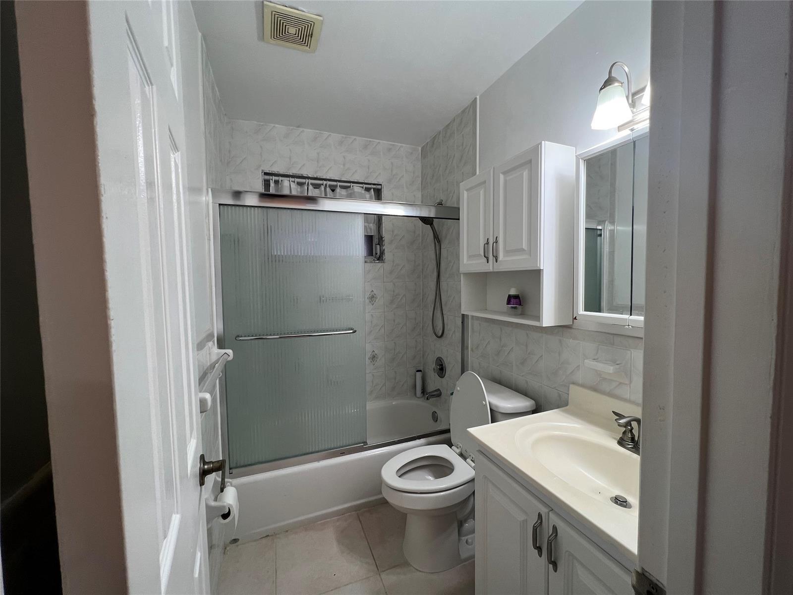 Building Photo - 7400 SW 37th Ct