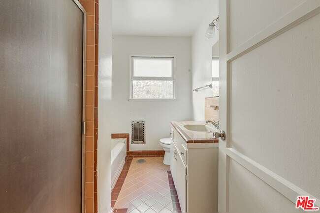 Building Photo - 1706 N Stanley Ave