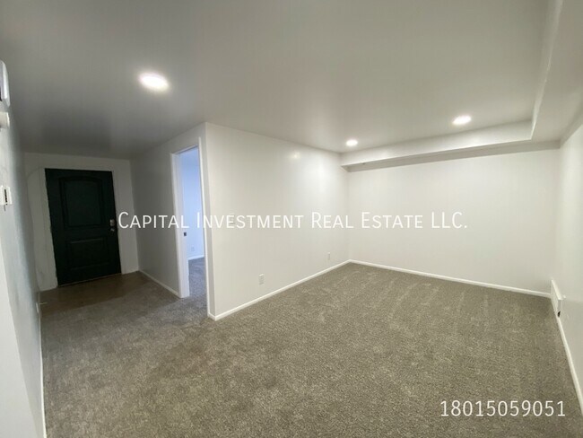 Building Photo - 421 N Oakley St