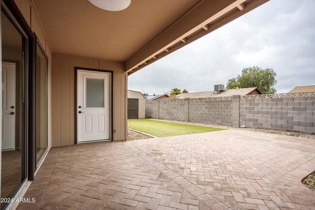 Building Photo - 302 W Shawnee Dr