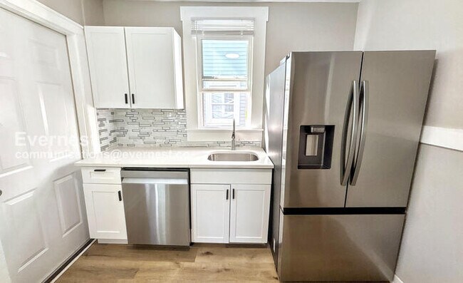 Building Photo - 3-Bedroom Townhome with Fenced Yard / Pet-...