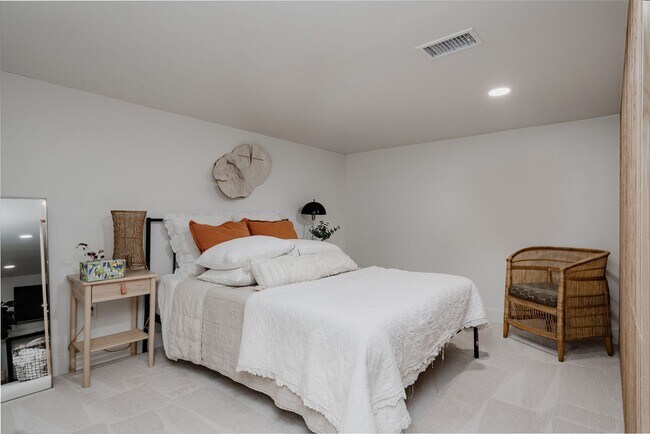 Building Photo - Chic 3BD, 3BA Mid-Century Home in Wheat Ri...