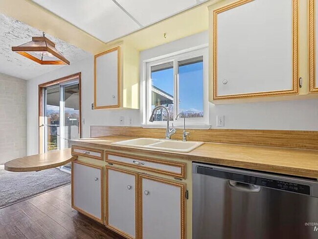 Building Photo - 80 S Heather Dr