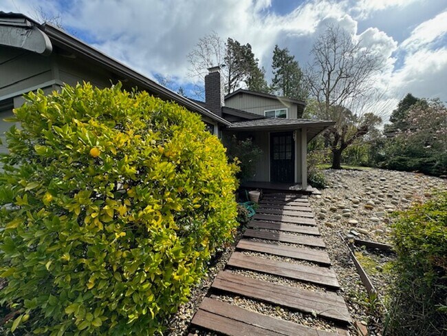 Building Photo - Wonderful 2 story home in Orinda