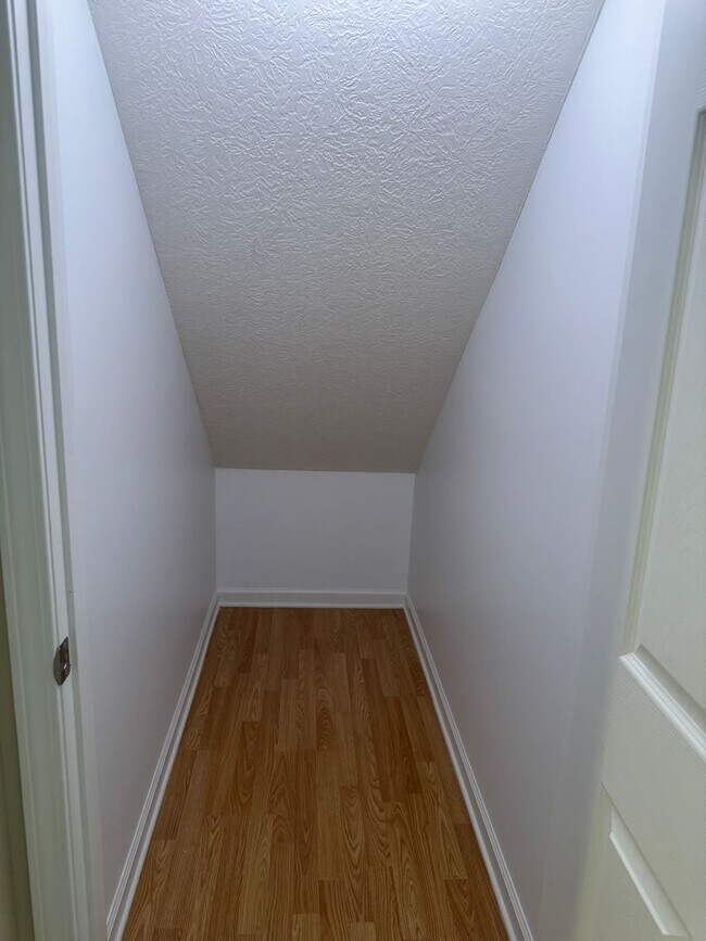 Building Photo - Seymour 37865 - 3 Bedroom, 2 Bath Home with a 3-Car Garage - Contact Lisa Vineyard and Shannon Ru...