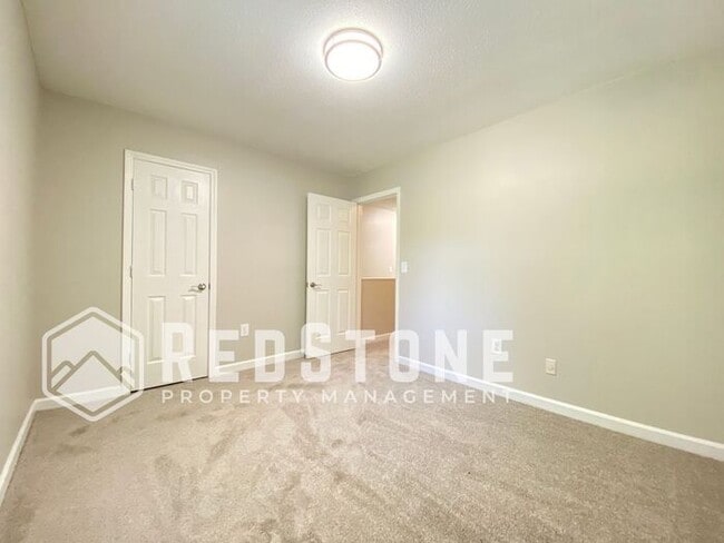 Building Photo - 2 Bedroom, 1.5 Bath - Townhouse