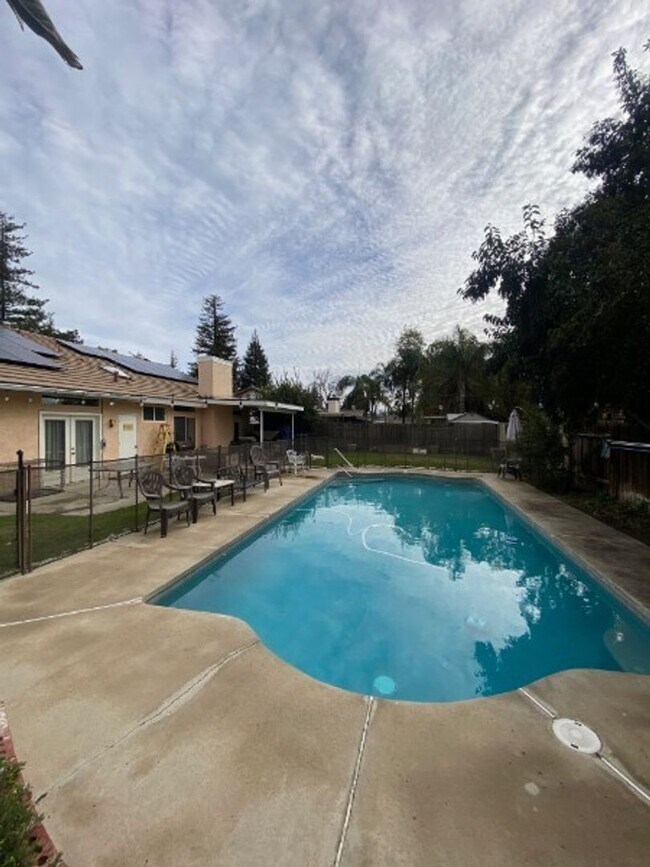 Building Photo - Beautiful Four Bedroom Home in Olive Estates