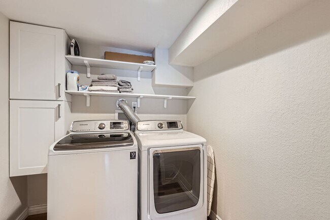 Building Photo - Highlands 2 BDR Turnkey Home