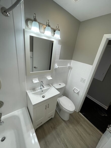 Master Bath view 4 - 1550 Oakwood Ave