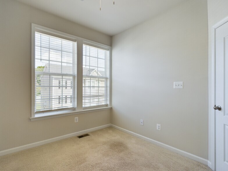 Building Photo - 25 Chester Ct