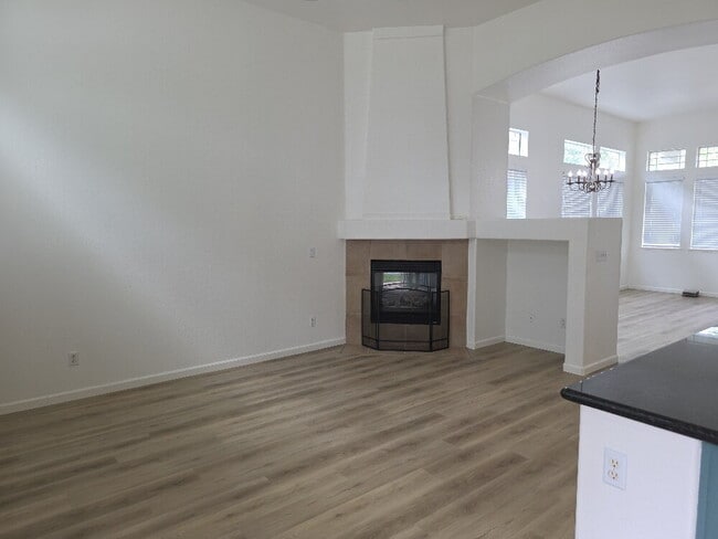 Building Photo - Beautiful house for rent in Folsom 4 bd 3 bath 1920 sq feet