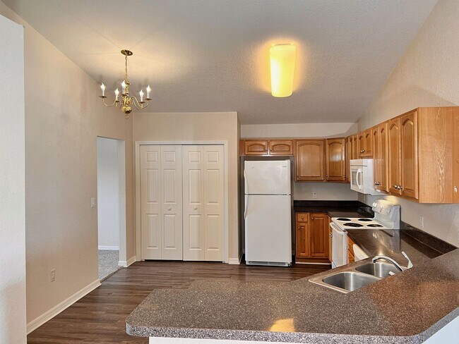 Building Photo - Spacious Three-Bedroom Home in Savannah Estates