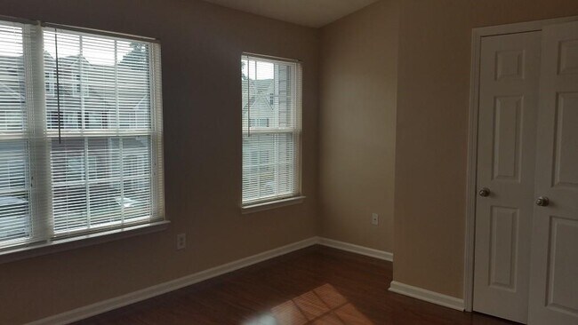 Building Photo - 2740 Heathrow Dr