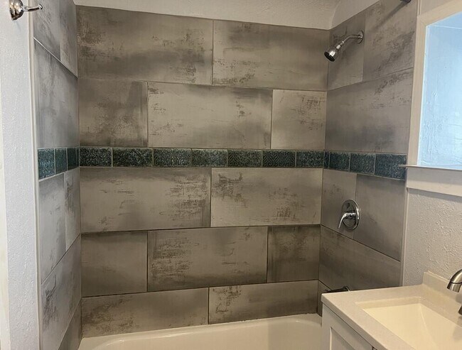 Building Photo - 2618 Idalia Ave