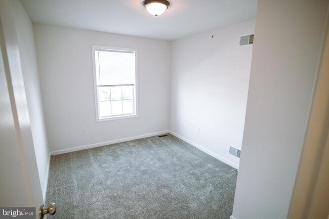 Building Photo - 10 Breezewood Dr