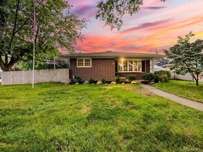 Building Photo - $2300 3 bed 2 bath bungalow