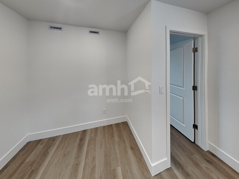 Building Photo - 5879 Vaes Dothrak St