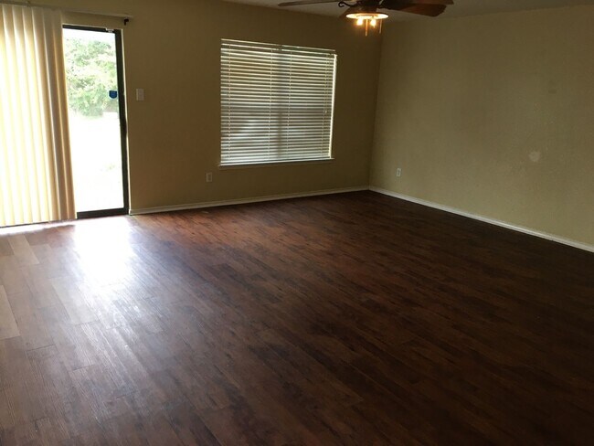 Building Photo - Spacious 4 Bed/2 Bath in Saddlewood Estates