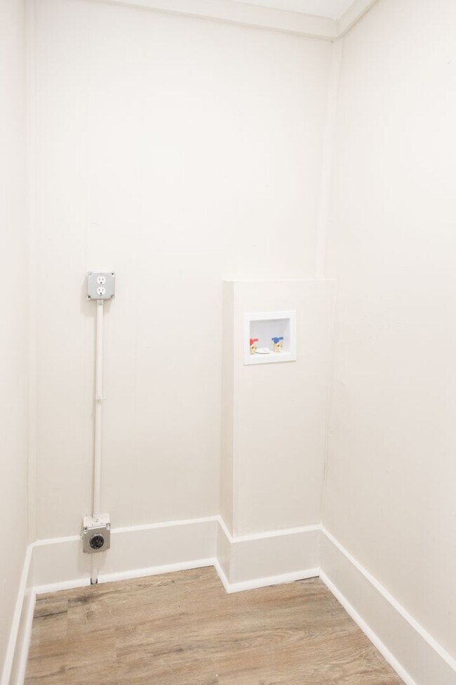 Building Photo - 725 W Poplar St