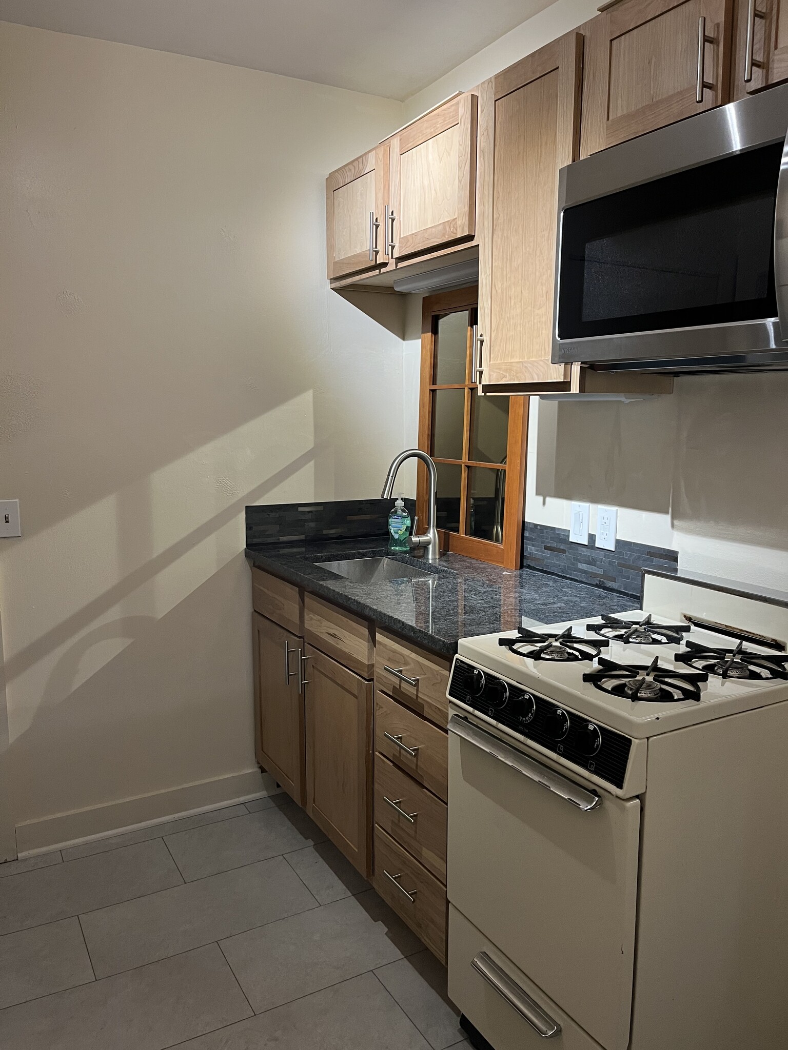 New kitchen installed 2022 - 1314 Williamson St