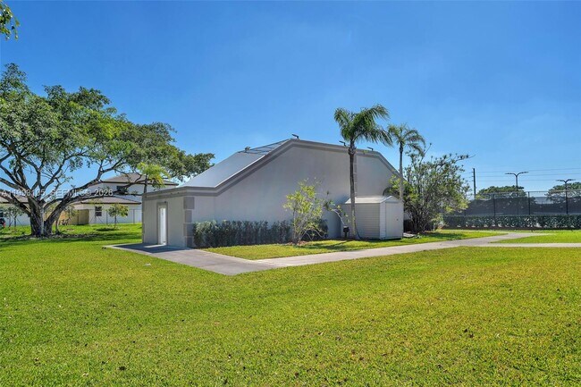 Building Photo - 2425 SE 28th Dr