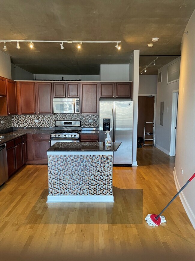 Building Photo - 1305 S Michigan Ave